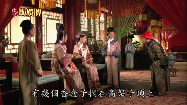 有幾個香盒子擱在高架子頂上